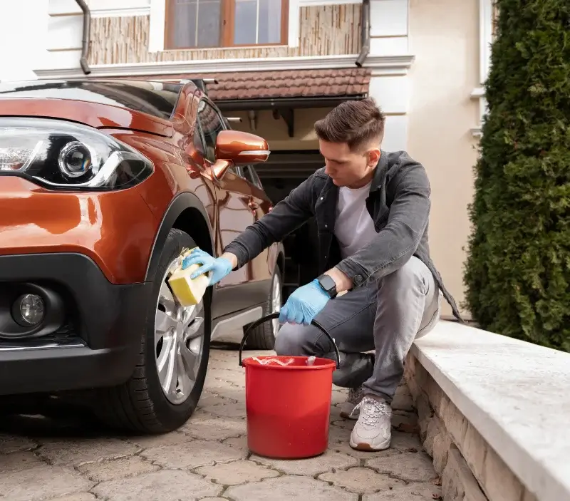 Lavage auto à domicile Eyburie : professionnel intervenant sur un véhicule